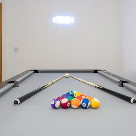 Spacious 3-bed Centre Pool Table Apartamento