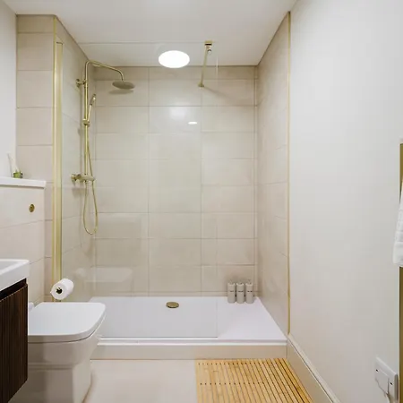 Stylish 1br Piccadilly - Terrace View - Sleeps 4 *