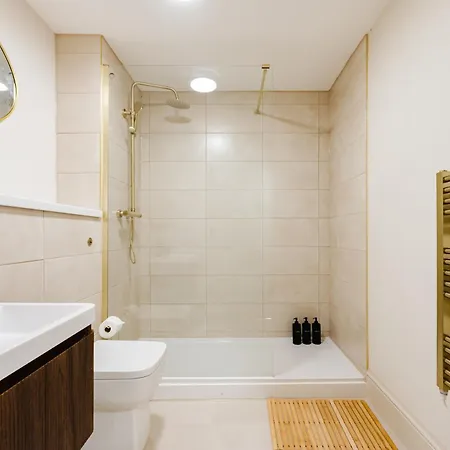 Modern 1br Piccadilly - Terrace Views - Sleeps 4