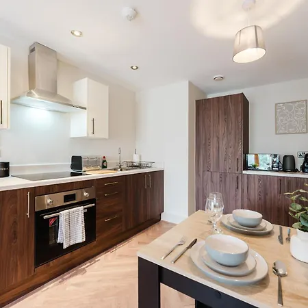 Modern 1br Piccadilly - Terrace Views - Sleeps 4