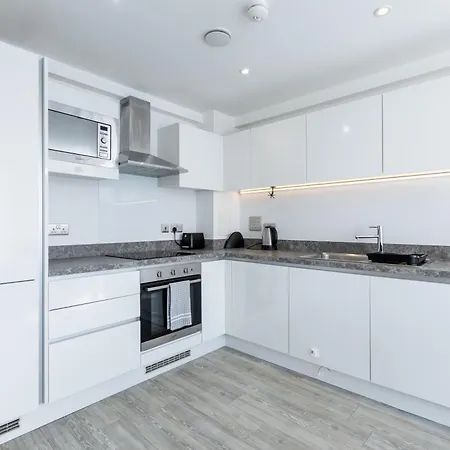Modern 1-bed Sleeps 4 Free Parking