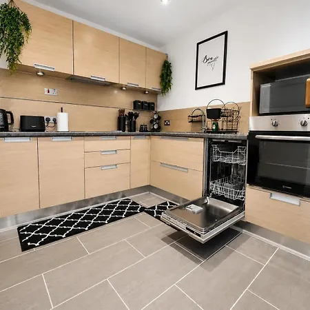 Newly Renovated Flat With Balcony - Pass The Keys *