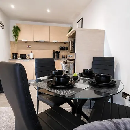 Newly Renovated Flat With Balcony - Pass The Keys * Manchester