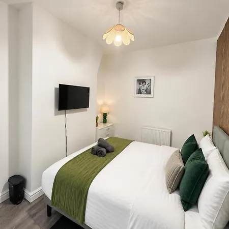 The Luxe Hot Tub House Apartamento Mánchester