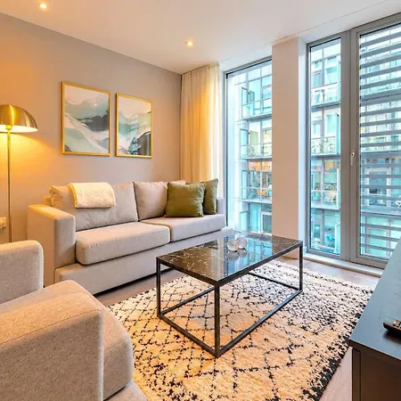 Luxury 2br - 2 Bath - Gym - Centre - Sleeps 4