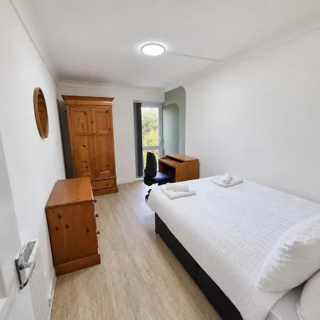 4-bed In Sleeps 8 *
