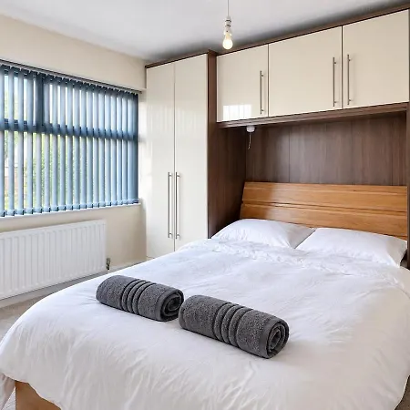 Apartamento Modern 3-bed With Parking Mánchester