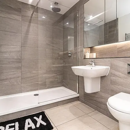 Spacious 2-bed Canal-side Sleeps 4 *