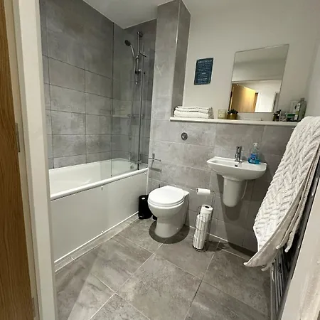 Vibrant Flat In Salford Quays Near Old Trafford *