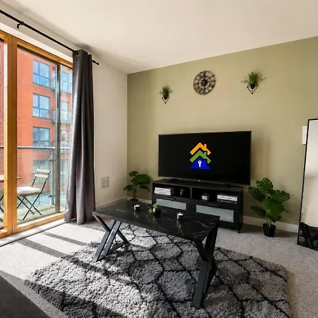 Newly Renovated Flat With Balcony - Pass The Keys Apartment *