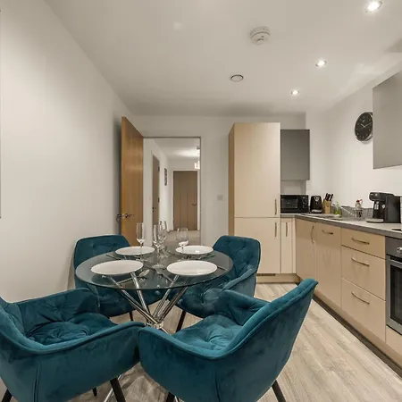 Apartamento Spacious 2br • Pool Table • Workspace • Balcony Mánchester