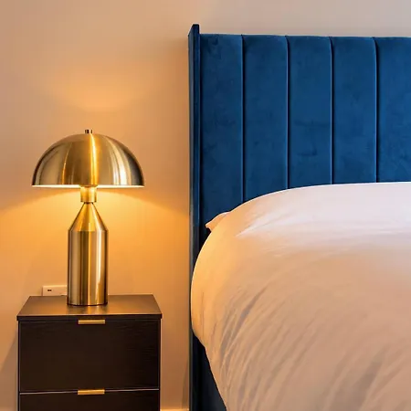 Luxury 2br - 2 Bath - Gym - Centre - Sleeps 4 Apartment *