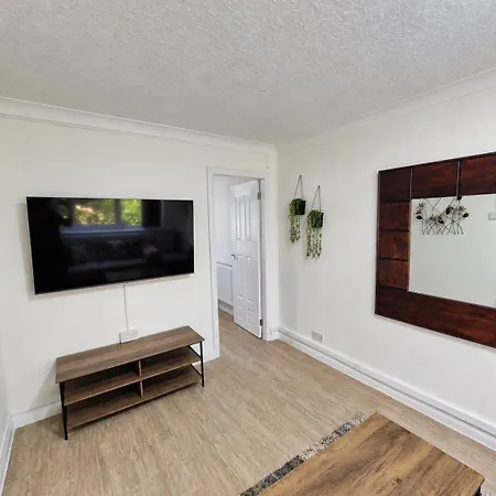 4-bed In Sleeps 8