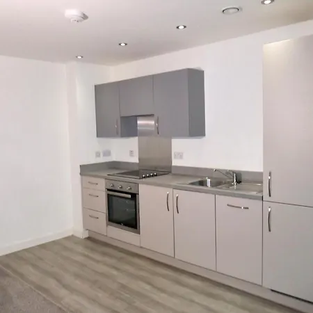 Lovely One Bedroom Apartment, Balcony & Sleep Four