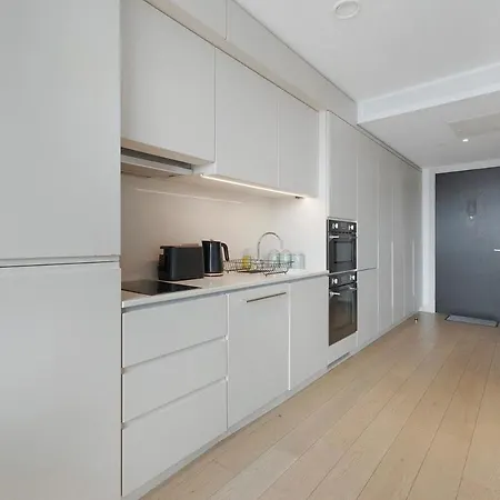Apartment Amazing Location For Couples With Gym And Pool *