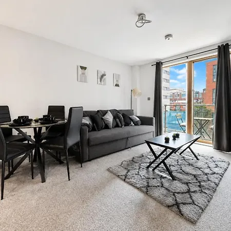 Apartment Newly Renovated Flat With Balcony - Pass The Keys *