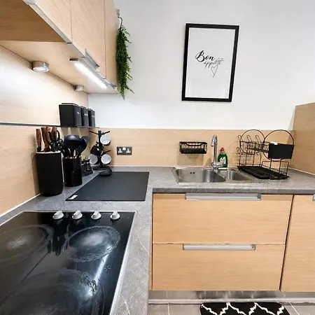 Apartment Newly Renovated Flat With Balcony - Pass The Keys