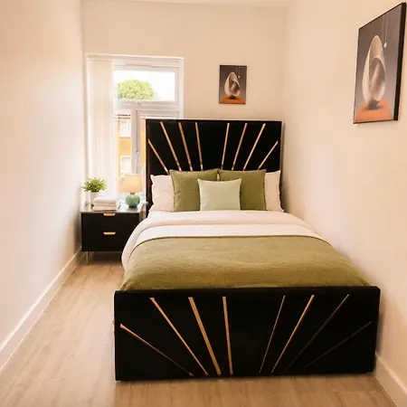 4-bed Near Itihad & Co-op Live *