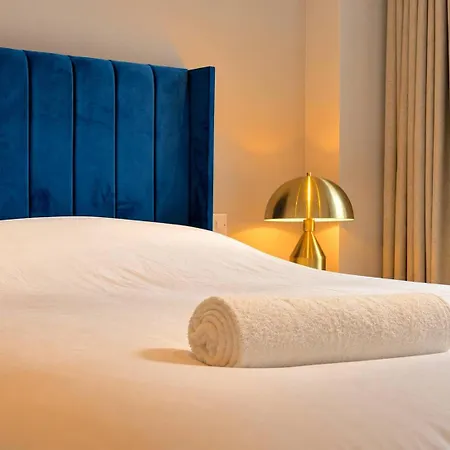 Luxury 2br - 2 Bath - Gym - Centre - Sleeps 4