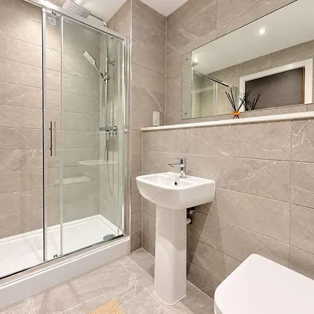 Luxury 2br - 2 Bath - Gym - Centre - Sleeps 4 *