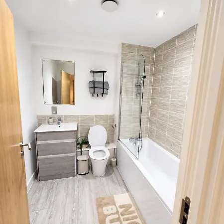 2br Salford Haven With Balcony In Greater Apartamento *