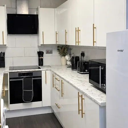 Spacious 4 Bedroom House Close To Centre *
