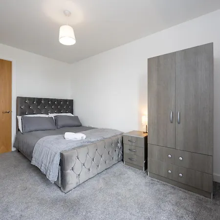 Spacious 3-bed Centre Pool Table Apartamento *