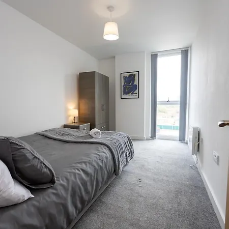 Spacious 3-bed Centre Pool Table *