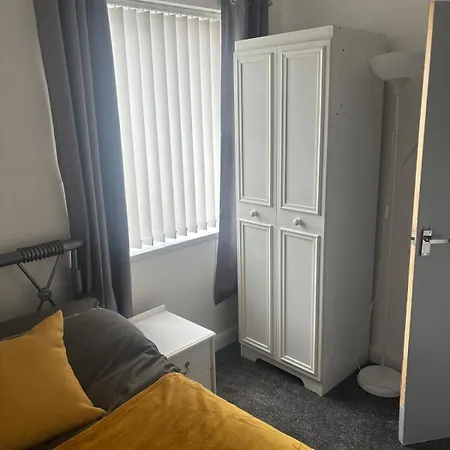 Upper Flat In Clayton Walking Distance To Etihad Co-op Live *