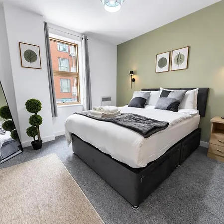 Newly Renovated Flat With Balcony - Pass The Keys Apartment