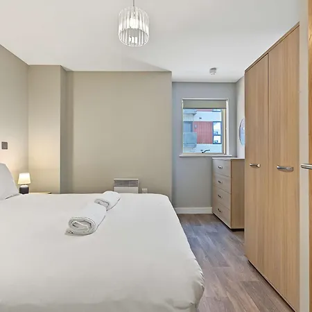 Centre Balcony Apartment *