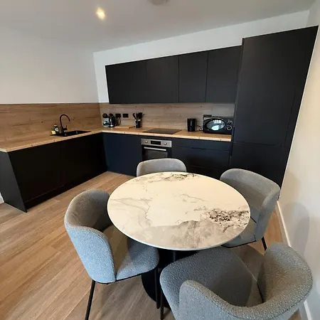Standard Two Bedroom Near Mediacity Manchester