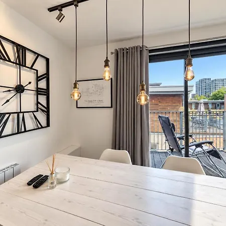 Floor Flat With Large Balcony In Center - Pass The Keys Apartment *