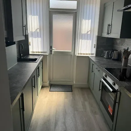 4-bed Near Itihad & Co-op Live