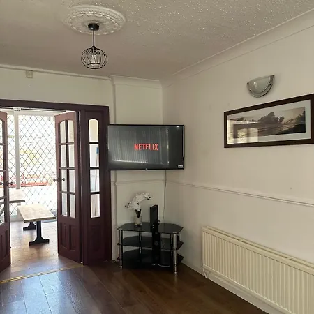 Modern 3-bed With Parking
