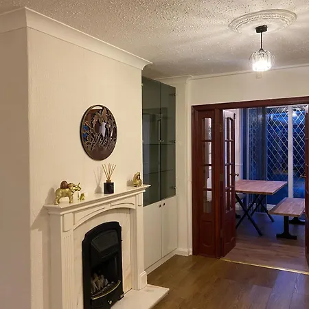Modern 3-bed With Parking