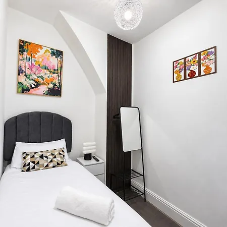 Spacious 4 Bedroom House Close To Centre