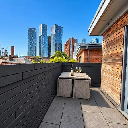 Floor Flat With Large Balcony In Center - Pass The Keys Apartment Manchester