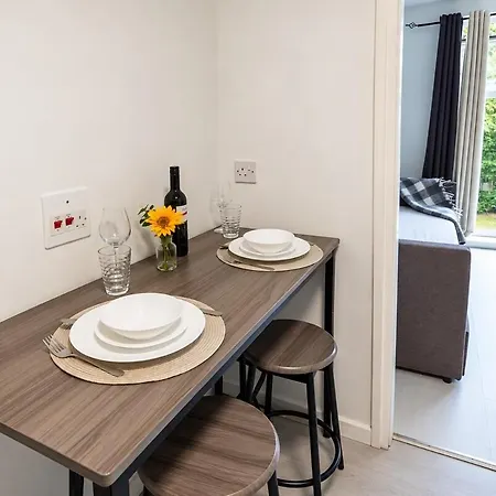 Luxury 1br Sleeps 4 Near Long Apartment Manchester