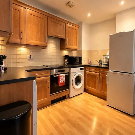 7 Night Deal, Luxury 2br Apartment, Deansgate, Oxford Road Station, Centre, Business Stays, Fast Wifi, 65