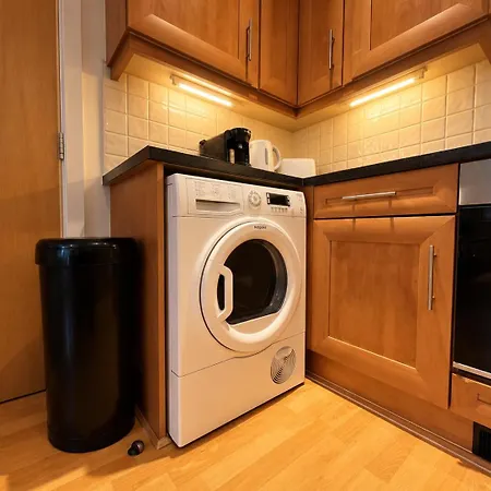 30 Day Deal, Elegant 2br Centre Apartment, Oxford Road, Student, Corporate & Student Stays, Dedicated Workspace, Fast Wifi, Coffee Machine, Huge 65