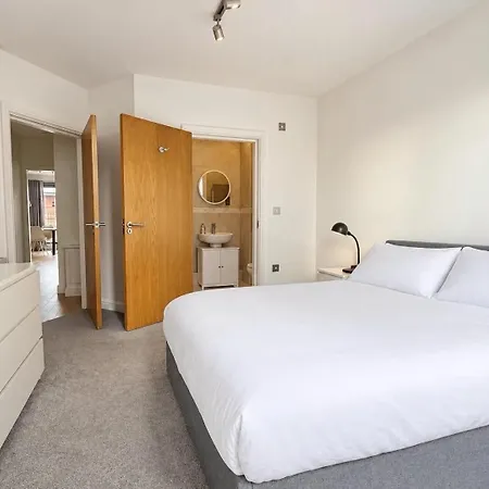 Floor Flat With Large Balcony In Center - Pass The Keys Apartment