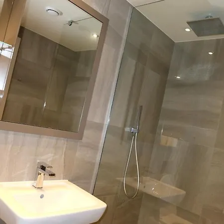 Luxury 2br Ensuite Gym Terrace Bath Workspace Apartamento