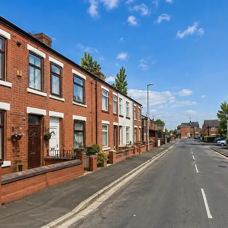 4-bed Near Itihad & Co-op Live Mánchester