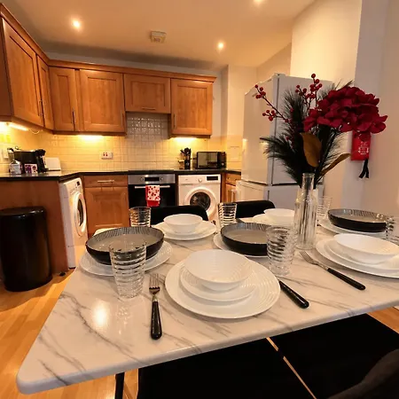 30 Day Deal, Elegant 2br Centre Apartment, Oxford Road, Student, Corporate & Student Stays, Dedicated Workspace, Fast Wifi, Coffee Machine, Huge 65