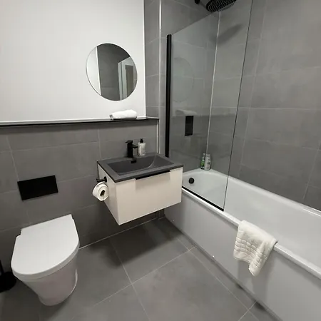Standard Two Bedroom Near Mediacity *