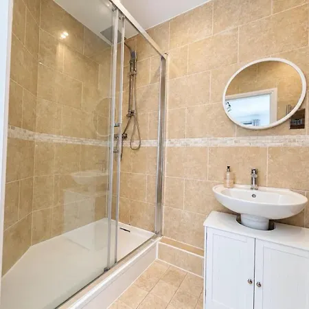 Floor Flat With Large Balcony In Center - Pass The Keys Apartment