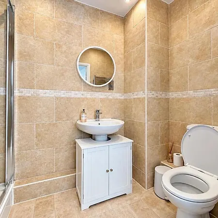 Floor Flat With Large Balcony In Center - Pass The Keys *