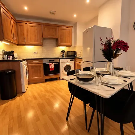 30 Day Deal, Elegant 2br Centre Apartment, Oxford Road, Student, Corporate & Student Stays, Dedicated Workspace, Fast Wifi, Coffee Machine, Huge 65