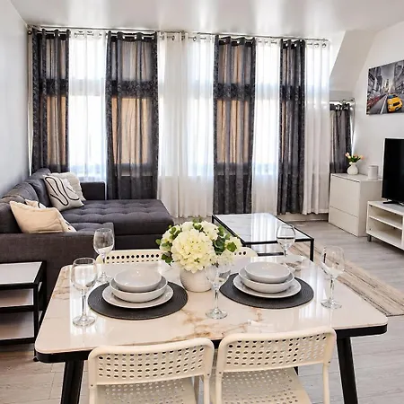 Salford Heights - 1 Bed, Sleep 4 *